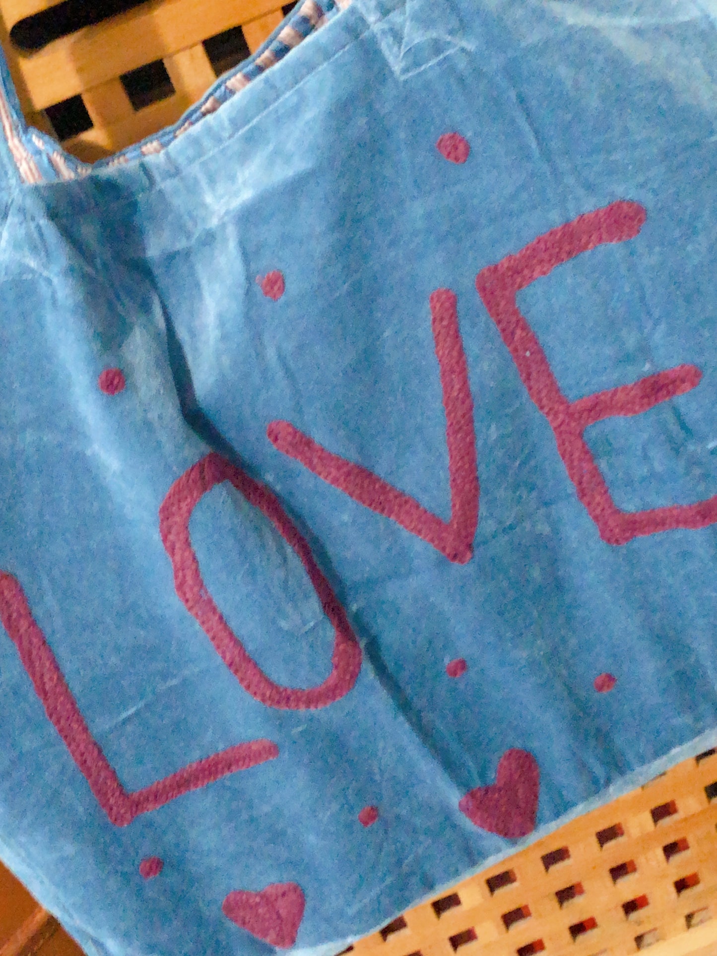 Grand sac cabas en velours brodé non matelassé – LOVE