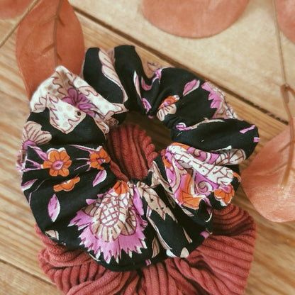 Chouchou a cheveux en coton indien à motifs fleurs rose fond noir 
