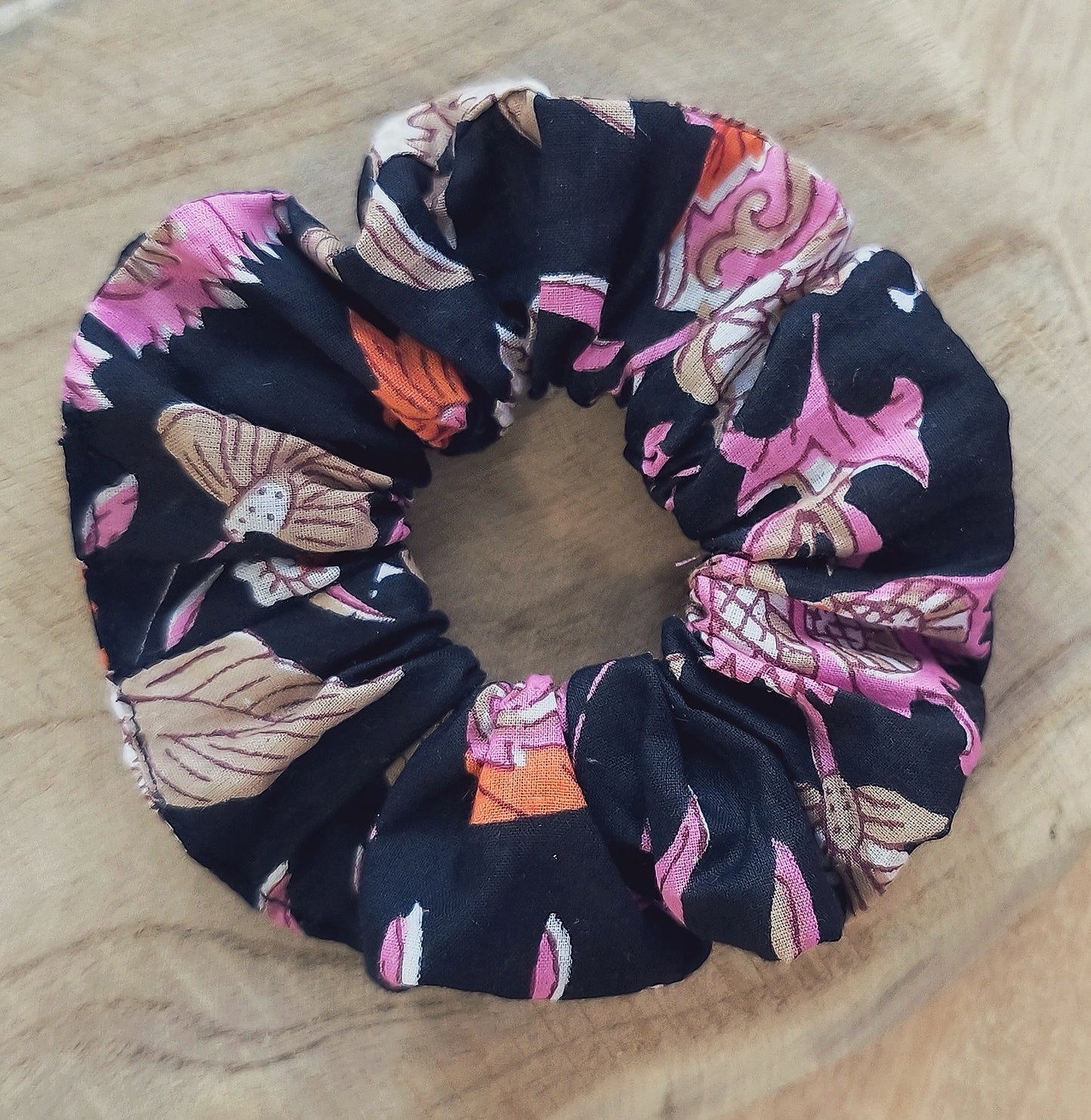 Chouhou a cheveux en tissus indien fleuris rose sur fond noir 