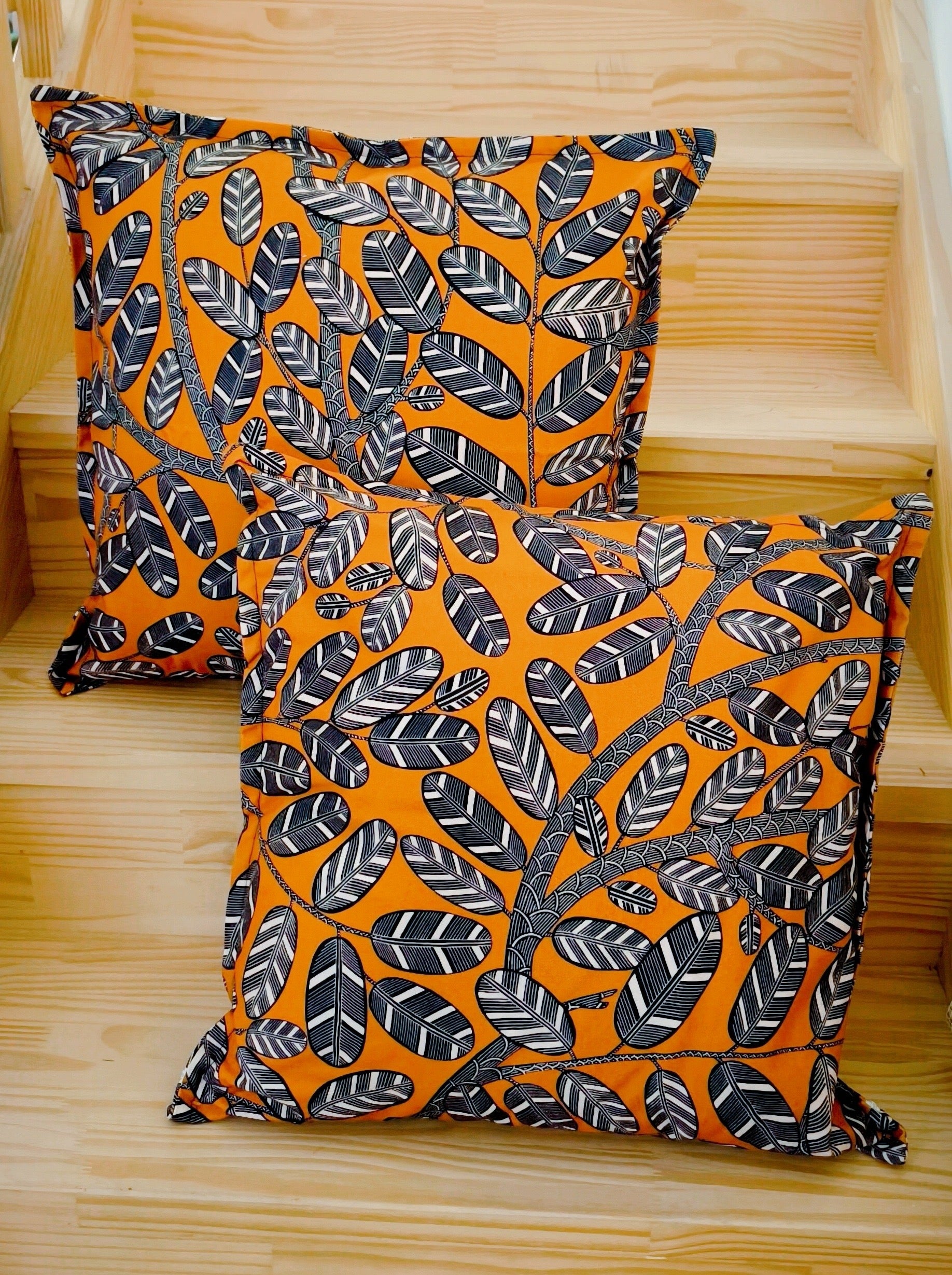 Coussin décoratif carré 60cmx60cm motif géométrique sur fond orange curry déhoussable lavable en machine 