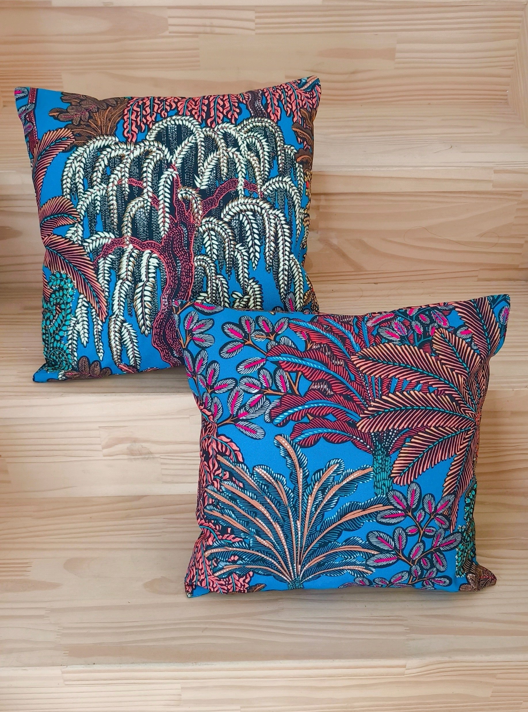 Coussin décoratif en coton 40x40 déhoussable avec zip et lavable en machine Motif jardin fond bleu 