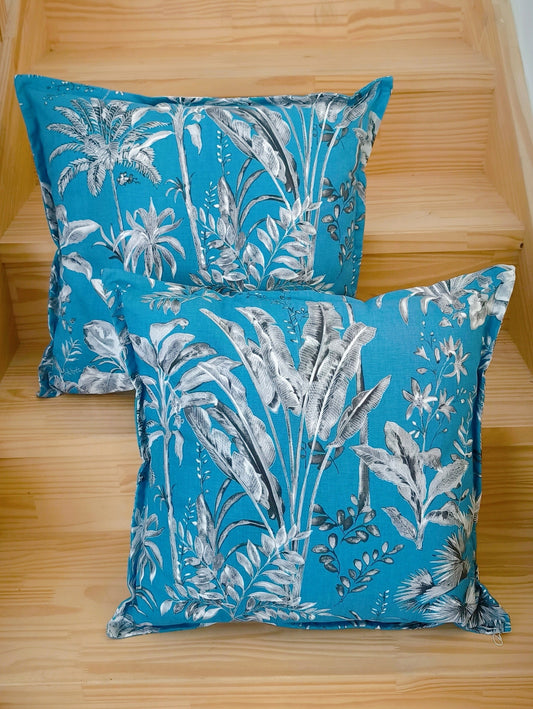 Coussin deco rectangle 60x40 motifs jungle fond bleu azur  en coton déhoussable et lavable en machine 