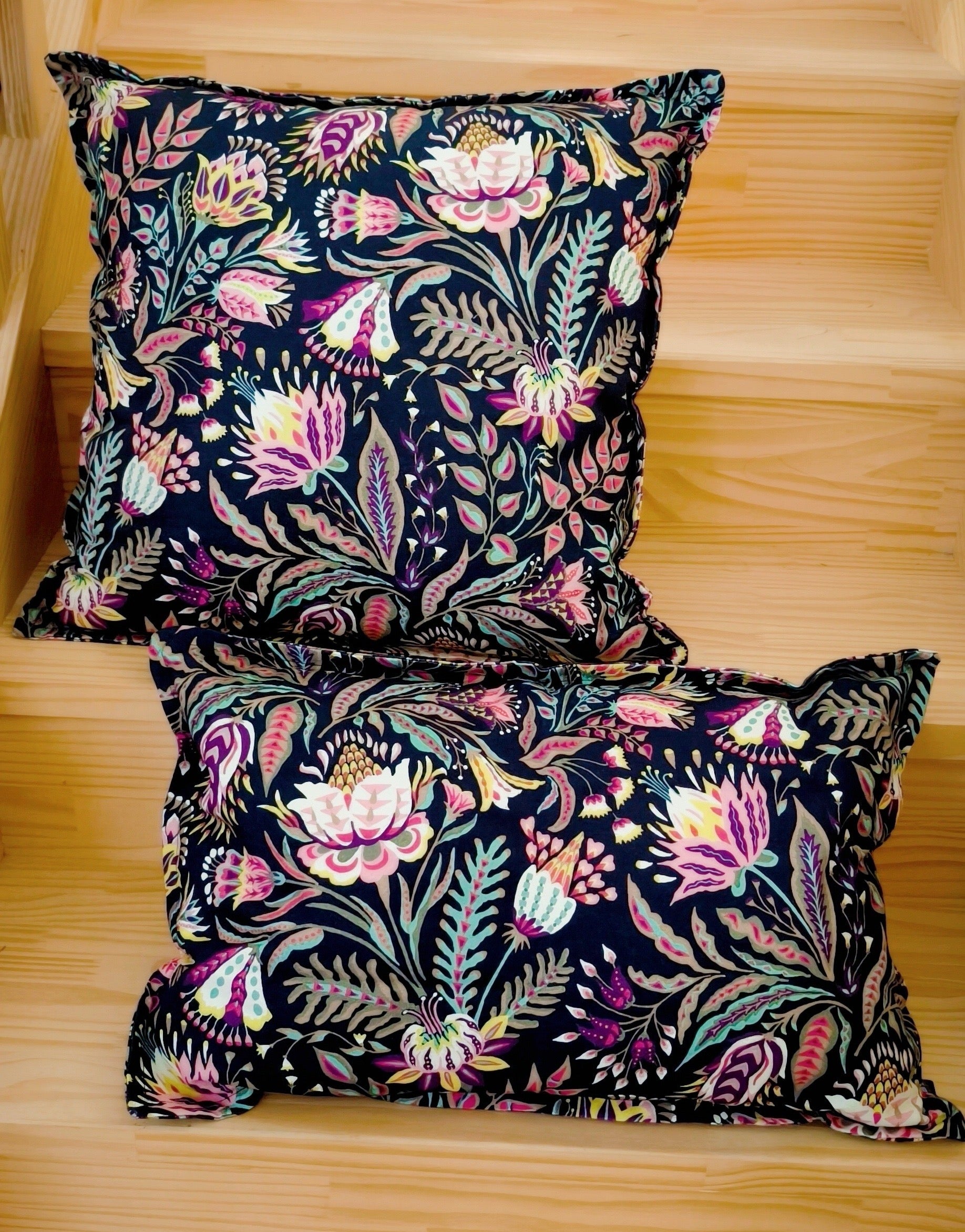 Coussin décoratif en coton , fleurs fond noirs motif moderne 