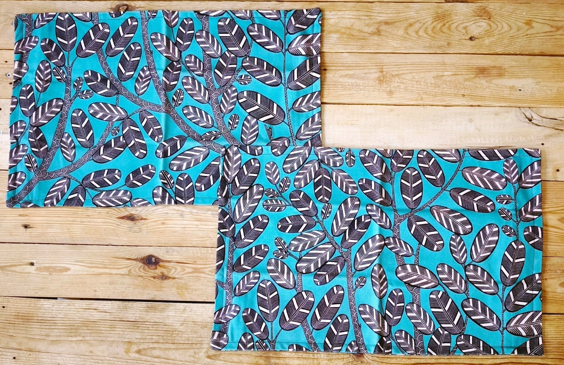 Duo de coussin deco rectangle feuille fond bleu lagon déhoussable et lavable en machine 