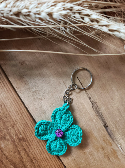 Porte-clés cœur au crochet — Création artisanale de Nicoleta