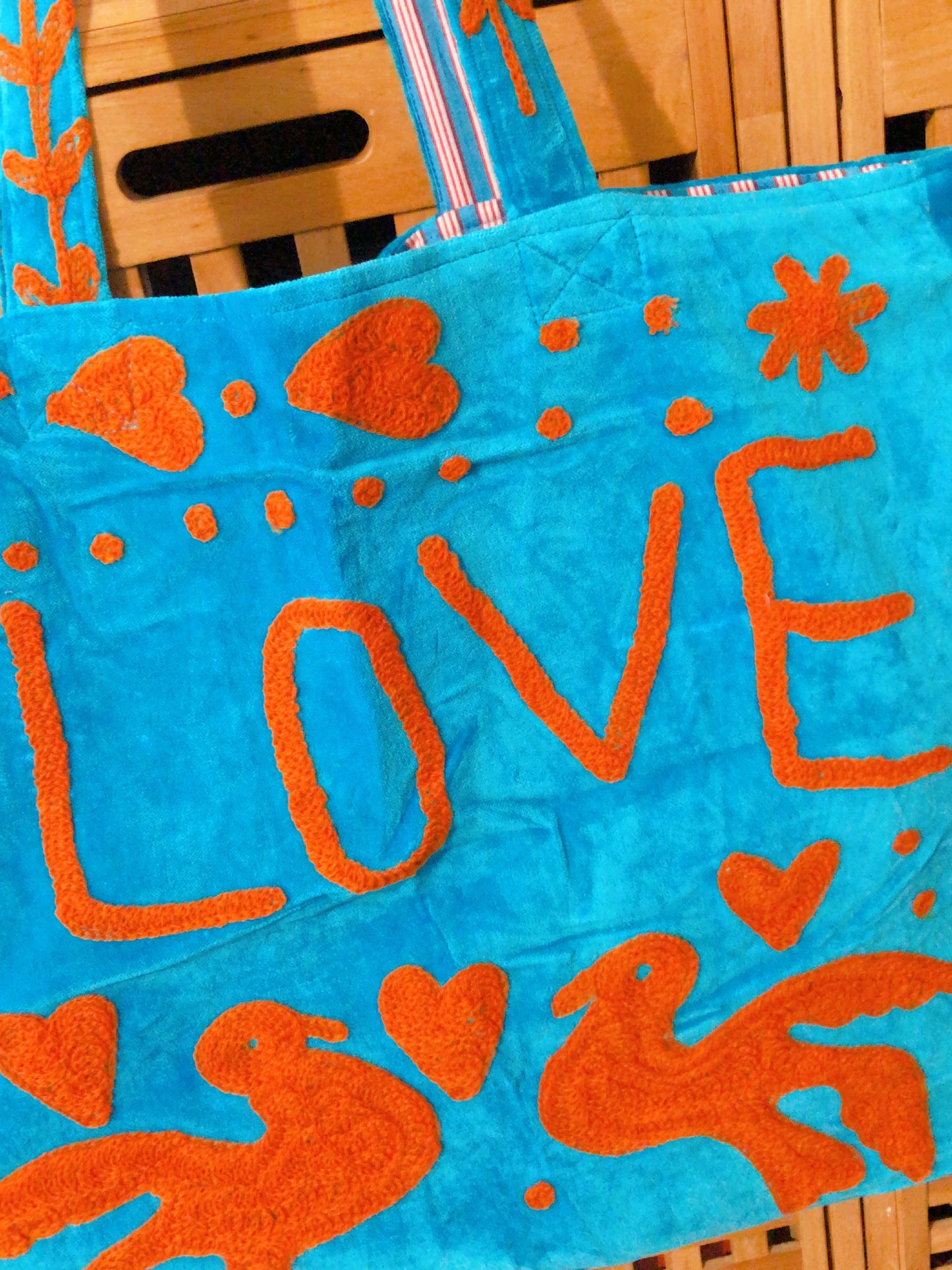 Grand sac cabas en velours brodé non matelassé  – LOVE