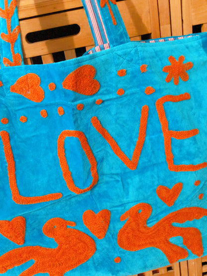 Grand sac cabas en velours brodé non matelassé  – LOVE