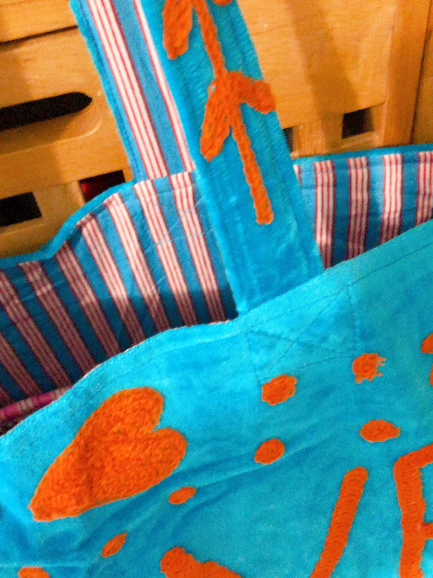 Grand sac cabas en velours brodé non matelassé  – LOVE