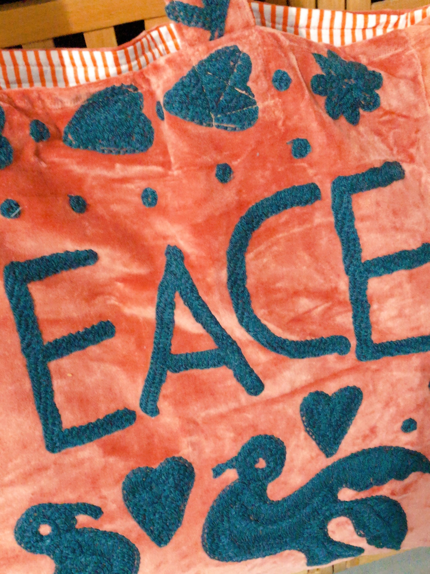 Grand sac cabas en velours brodé non matelassé  – PEACE