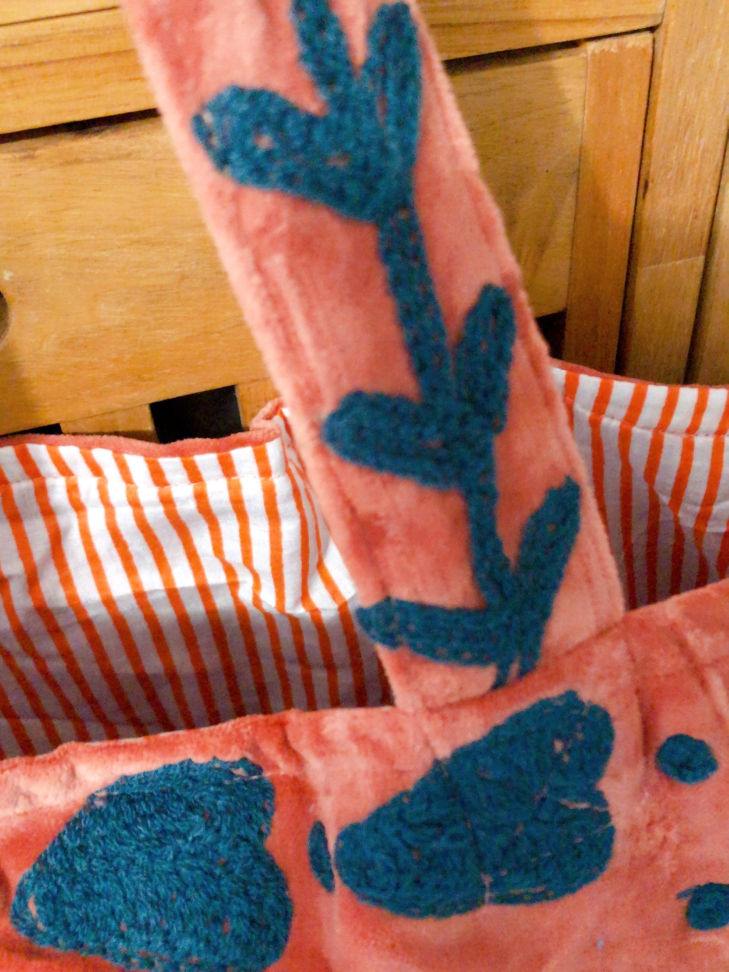 Grand sac cabas en velours brodé non matelassé  – PEACE