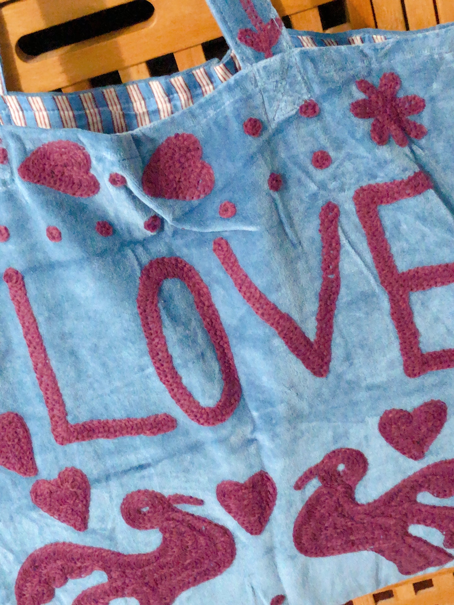 Grand sac cabas en velours brodé non matelassé  – LOVE