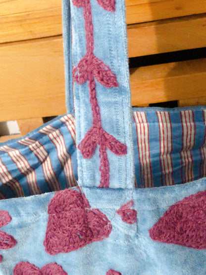 Grand sac cabas en velours brodé non matelassé  – LOVE