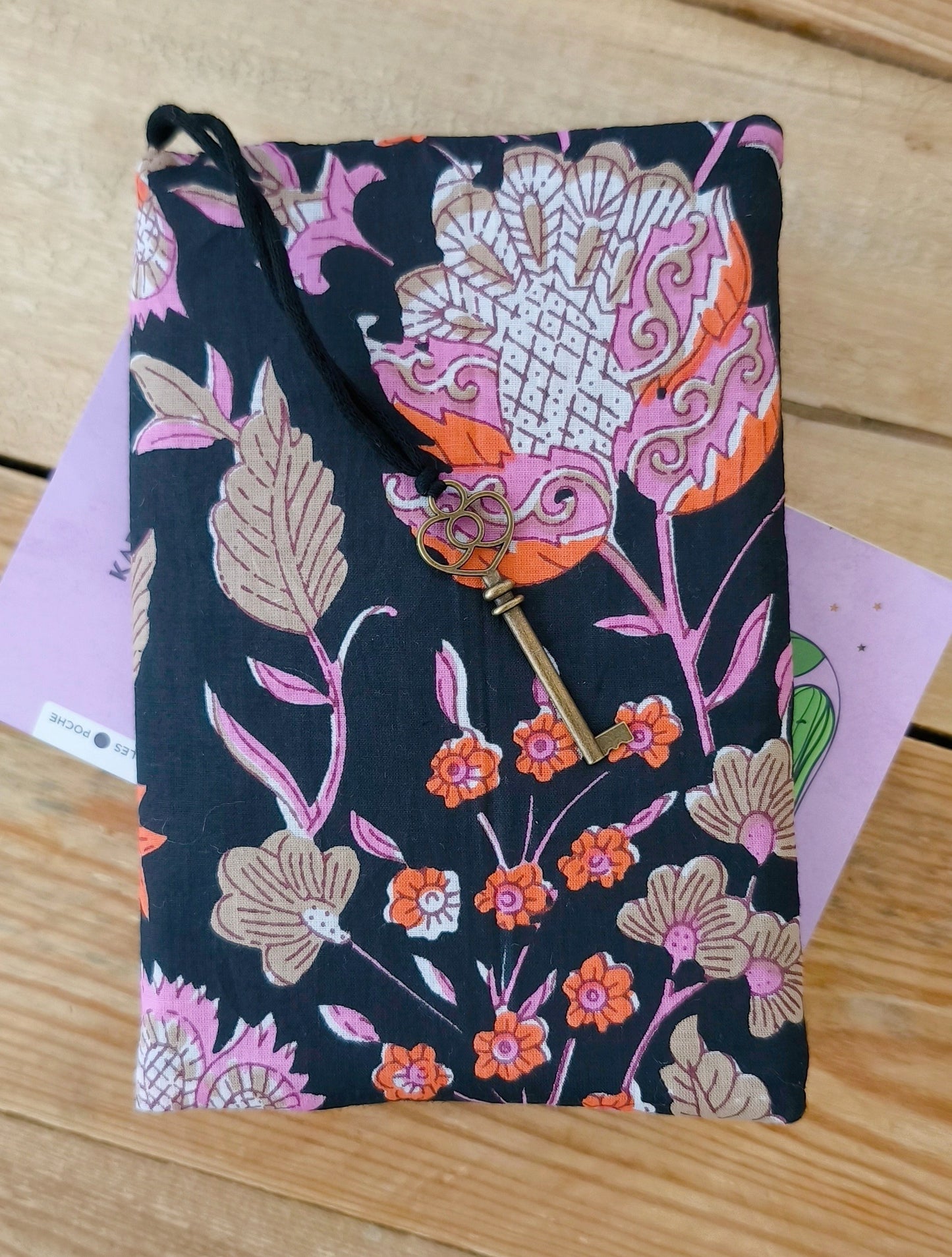 Protège livre format poche avec marque page clef doublé moltonné en coton imprimé indien Rose fond noir 