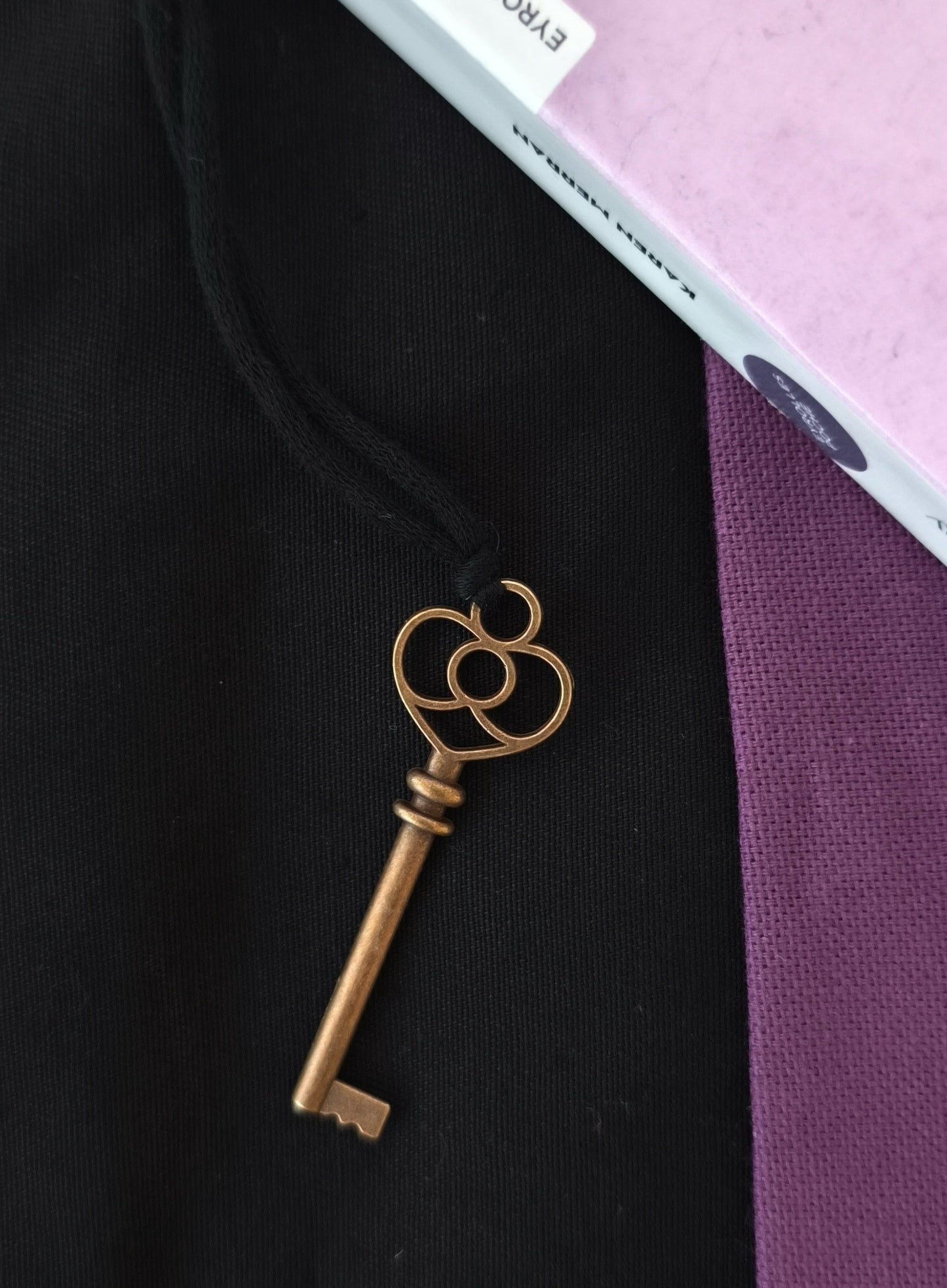 Protège livre format poche avec marque page clef doublé moltonné en coton imprimé indien Rose et noir 